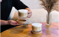 Vialli Design Zestaw 2 szklanek termicznych Vilagio na korkowej podstawce Discount
